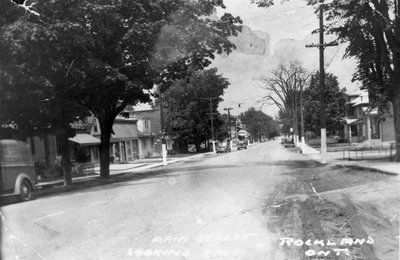 Rue Laurier à Rockland en regardant vers l'Est.