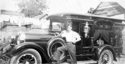 Adolphe Brunet devant un corbillard motorisé.