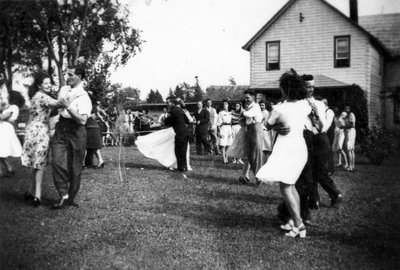 Danse lors du mariage d'Ange-Aimé Millaire et de Roger Labelle.