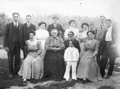 La famille Jean Millaire et leurs amis.