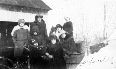 Yvonne Laroche entourée d'enfants et d'amis.