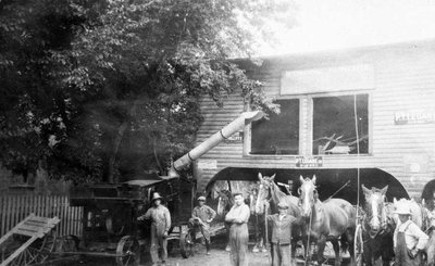 Donat Beauchamps devant la fabrique de moulins a battre de P. Légaré.