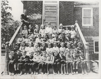 Class photograph, Castleton Public School, Cramahe Township, 1922