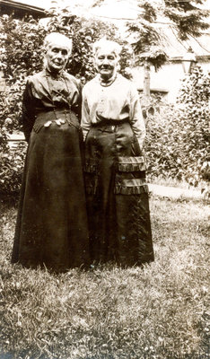 Reproduction photograph of Lavinia Marie &quot;Winnie” (nee Merriman) Lockwood and Annie Elizabeth &quot;Tottie” (nee Merriman) McColl