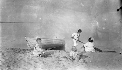 Griffis children at the beach