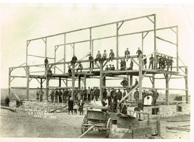 Erza Ventress barn raising, 1907