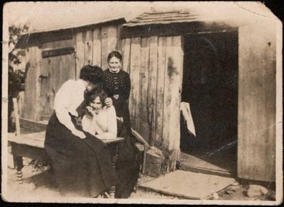 Maggie Matthews (Mrs H.I. Matthews) and Jennie Nichol with an unidentified woman