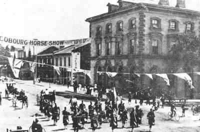 <b>48th Highlanders Band marching past the old Post Office building<b>