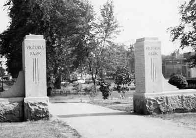 <b>Victoria Park Memorial Gates<b>