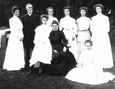 Reverend Alfred Reynar with wife Ida Hayden and daughters