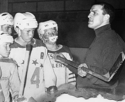 Carl Brewer visits Georgetown Hockey School