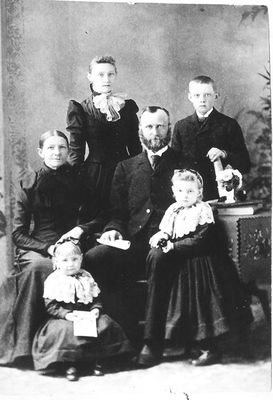 A family portrait of the George and Elizabeth (Aitken)  Hume family.