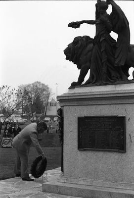 Julian Reed lays wreath in Remembrance Park