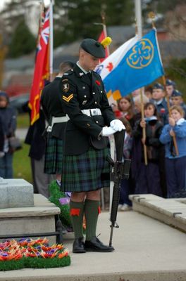 A Lorne Scots vigil guard &quot;rests on arms&quot;