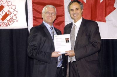 Finn Poulstrup giving an award to Gary Carr