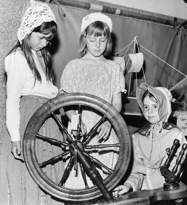 The olde spinning wheel at Norval School's &quot;Pioneer Days&quot;