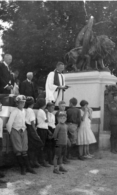 Canon Woodstock Blesses War Memorial, 1924