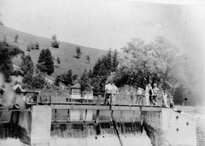 GLENPeople on foot bridge over the dam c1940