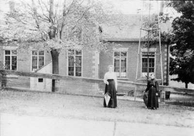 Two ladies in front of the Glen School 1912