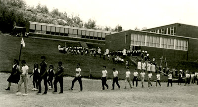 Retour sur le passé, Églises - École