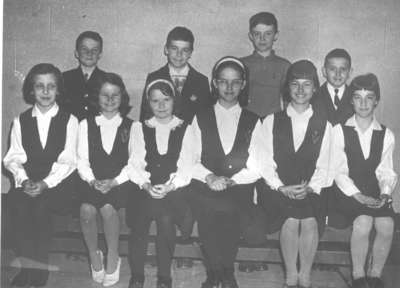 Groupe d’élèves de l’école Ste-Marie, Field, ON / Group of students at Ste-Marie School, Field, ON