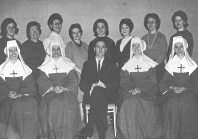 Le personnel et les enseignants de l’école Ste-Marie à Field, ON / Teachers and staff from Ste-Marie School, Field, ON