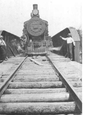 Locomotive de la compagnie CN, Field, ON, 1915 / CN Locomotive, Field, ON, 1915