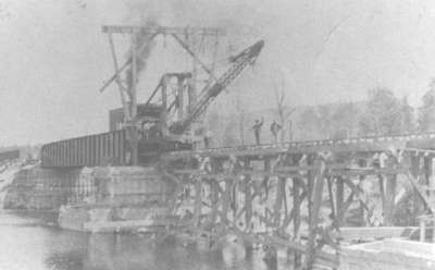 Contruction du pont Canadian Northern à Field, ON, 1914 / Construction of the Canadian Northern train bridge, Field, ON, 1914