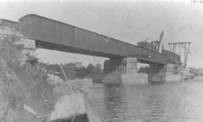 Construction du pont Canadian Northern, Field, ON / Construction of the Canadian Northern train bridge, Field, ON