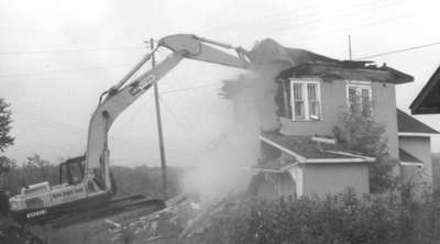 Démolition de la gare CN, Field, ON, le 21 septembre 1998 / CN station demolition, Field, ON, September 21, 1998