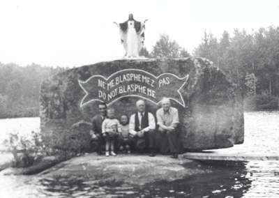 Monument au chalet d’Albert Giroux, Field, ON, 1948 / Monument at the Albert Giroux camp, Field, ON, 1948