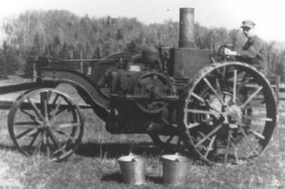 Tracteur de ferme de Romuald Vézina, 1915 / Romuald Vézina’s farm tractor, 1915