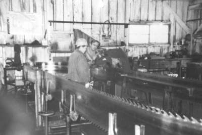 Atelier d'affûtage de la Scierie Field Lumber, Field, ON / Filing room at Field Lumber, Field, ON