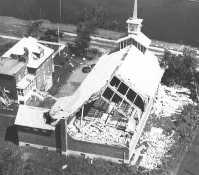 Église de Field après la tornade / Field Church after the tornado