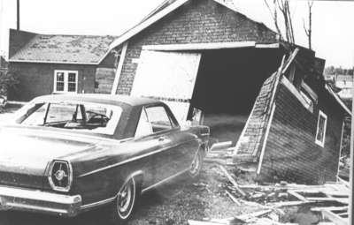 Rue Larocque, après la tornade, Field, ON / Larocque Street after the tornado, Field