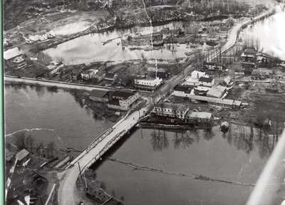 Vue aérienne du village de Field, ON, c. 1951 / Aerial view of village of Field, ON, c. 1951