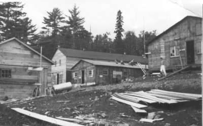 Construction du camp des bûcherons de la scierie Field Lumber / Construction of the Field Lumber camp