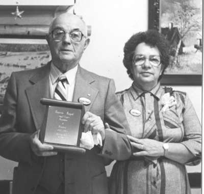 Rosario Paquet et Flora Lamoureux, Field, ON