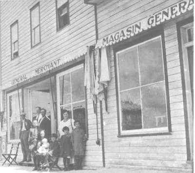 Magasin général J.Z. Vinet, Field, ON, c. 1925 / J.Z. Vinet General Store, c. 1925