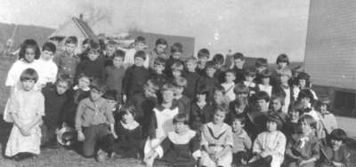 Élèves de l’école du village à Field, ON, c. 1925 / Children from the village school in Field, ON, c. 1925