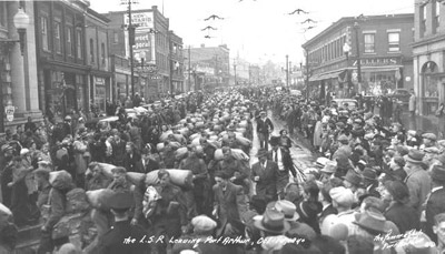 The Lake Superior Regiment leaving Port Arthur on Red River Road, October 10, 1940.