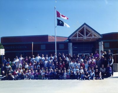 Photo d'école devant L'École Sacré-Cœur