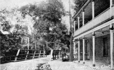 L'Hôtel Ottawa et le pont MacManus. - The Ottawa Hotel and MacManus Bridge.