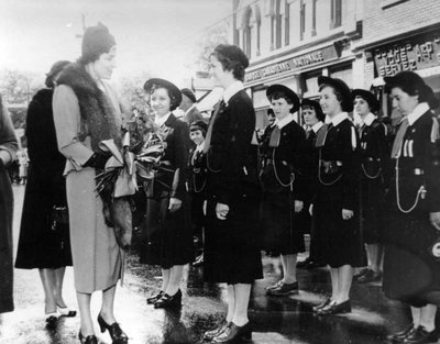 Lady Alexander visite les guides françaises en compagnie de Mme Raymond Bruneau.