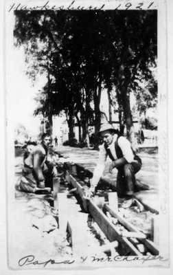 Oscar Lalonde (gauche)et M. Chayer (droite) construisant un trottoir sur la rue Principale.