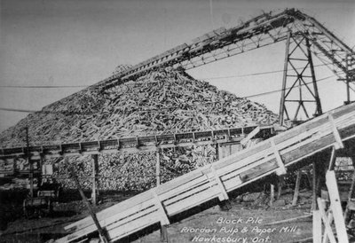 Moulins à papier Riordon. - A typical &quot;block pile&quot; at Riordon Paper Mills.