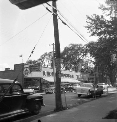 Les commerces Fred Portelance Bijouterie, Woolworth's et l'Épicerie Thrift.