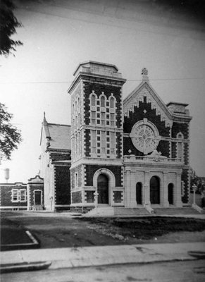 Nouvelle église St-Alphonse. - New St-Alphonse Church.