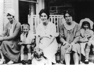 Group portrait Helen (Scott) Davidson, Douglas Davidson, Gertrude (Rumball) Scott, Margaret &quot;Molly&quot; Scott, in front of her mother, Edna (Rumball ) Oke, Ruth Davidson,