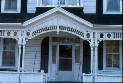 House 15 Centre Street North, Huntsville, Ontario, 1980-1990, details of entrance.